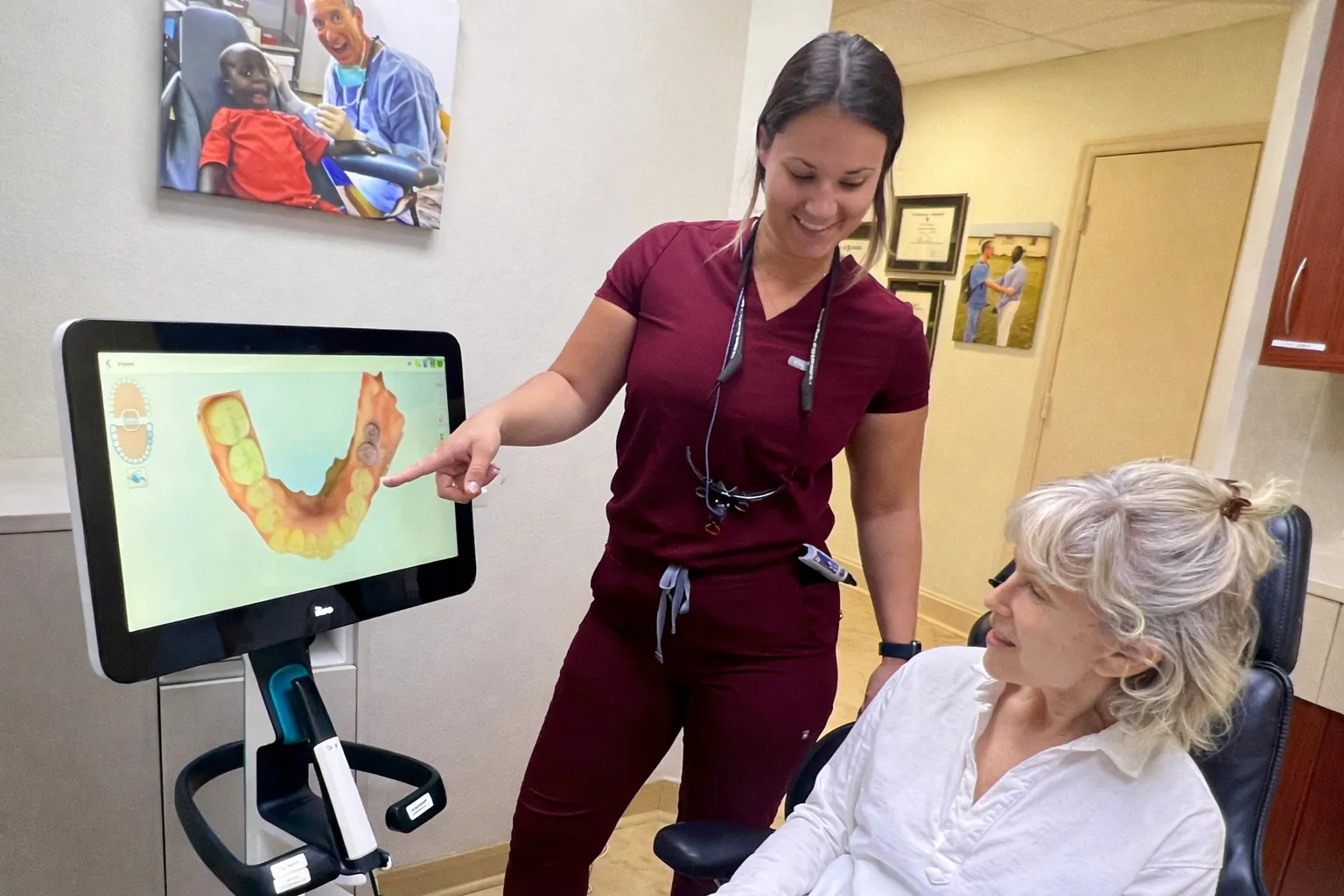Digital intraoral scanner creating a 3D model of teeth